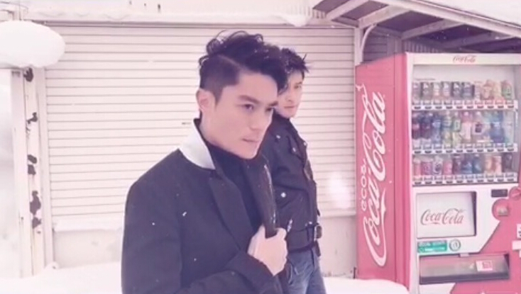 胡歌和霍建華為雜志拍攝了一組封面照，二人穿著同款風衣，在白雪中端著咖啡，恩愛“虐狗”