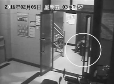 小區(qū)監(jiān)控視頻截圖，兩人一坐一跪竟聊了十多分鐘。