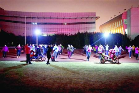 昨晚，松江體育場秩序井然，兩隊廣場舞被有序地分散在了不同區(qū)域。