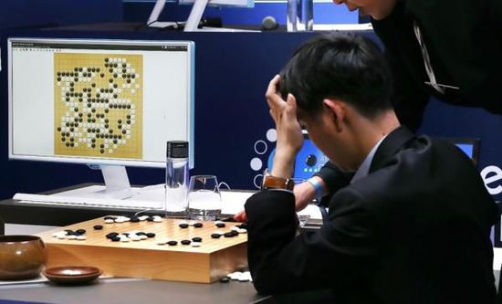 復(fù)盤階段李世石也在不停撓頭。