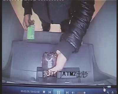 男子將可樂(lè)倒進(jìn)取款機(jī)。