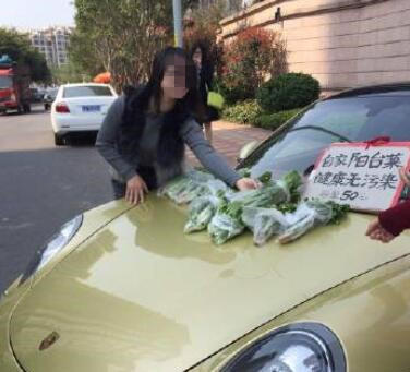 開保時捷賣菜走紅 網(wǎng)友：炒作無底線 自稱陽臺菜健康無污染，只賣“懂貨”的人