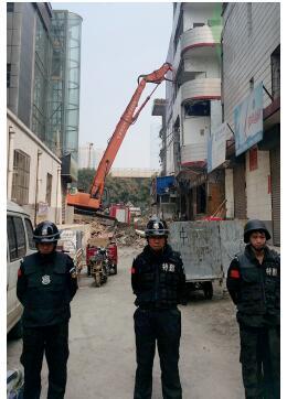 根據(jù)《太原市和小 店區(qū)平陽路街道親賢城中村改造拆遷安置補(bǔ)償方案》，結(jié)合親賢實(shí)際，親賢社區(qū)補(bǔ)償安置采取“商業(yè)用房安置+小戶型公寓住宅安置+貨幣補(bǔ)償”的方式，其中每分 （0.1 畝）置換商業(yè)用房50平方米+小戶型公寓住宅80平方米+貨幣補(bǔ)償20萬元人民幣。（拍攝：2015年9月17日）