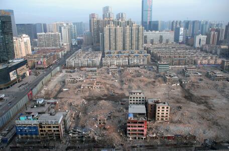 2016年元旦假期后的第一個(gè)工作日，記者從長(zhǎng)風(fēng)大街某高樓俯瞰正在拆遷中的親賢西北片區(qū)。經(jīng)過半年多推進(jìn)，這一片區(qū)只留下十余處建筑等待拆除。(拍攝：2016年1月4日)