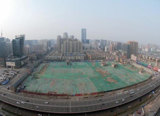 2016年4月，經(jīng)過持續(xù)攻堅(jiān)，親賢社區(qū)西北片區(qū)的拆遷工作基本告一段落，但在鋪設(shè)了防塵綠網(wǎng)的空地中，至今仍有3戶居民選擇了“堅(jiān)守”。(拍攝：2016年4月4日)