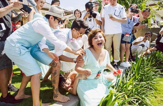 包貝爾婚禮時，賈玲和柳巖都出任伴娘