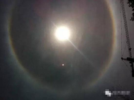 上?，F(xiàn)UFO 專家稱光圈是日暈亮點或是飛行器(圖)