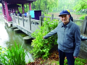 商老說,他就是在這兒把孩子拽上岸的