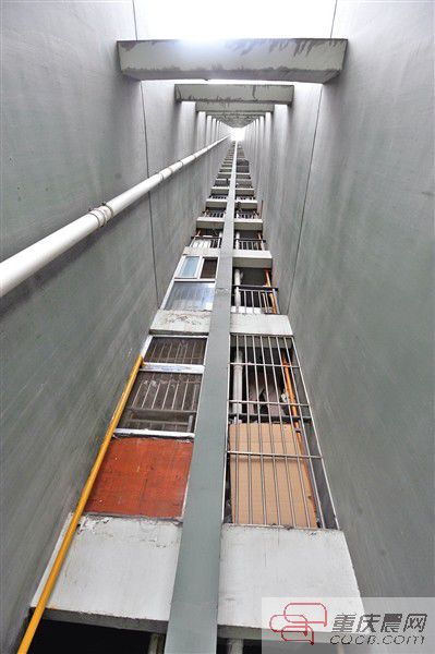 小孩就是從這幢樓的21樓墜下來的。