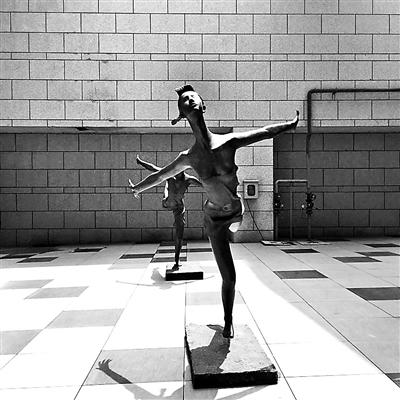 常營長楹龍湖天街樓下，“年輕女孩”胸部暴露