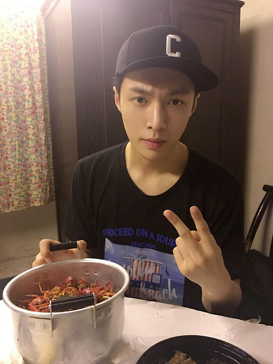 二爺加餐！張藝興告別清湯白面吃小龍蝦