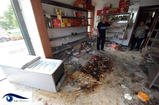 家里小賣部現(xiàn)在已經(jīng)一片混亂。