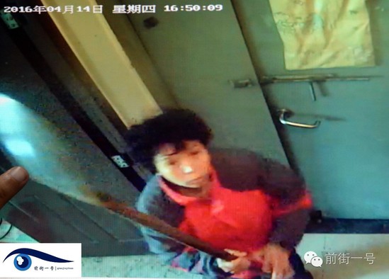 監(jiān)控視頻拍下李亞榮打砸監(jiān)控探頭的過程。