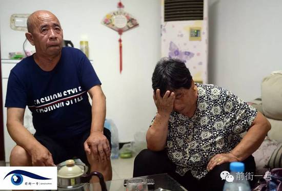 李亞榮的公婆談及李亞榮時(shí)淚流不止。