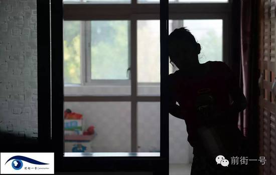 小金扶腰站在家中。