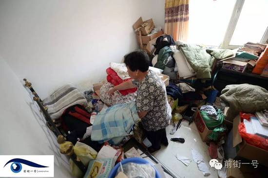 李亞榮的婆婆在收拾房間。