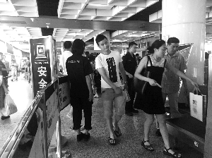 南京地鐵新街口站，大多數(shù)市民自覺(jué)配合安檢