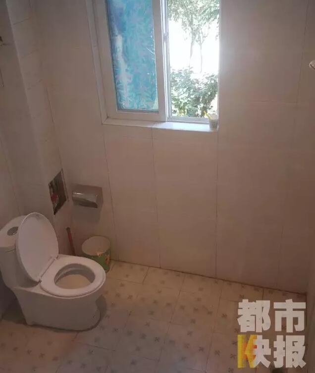 西安市戶縣草堂鎮(zhèn)的李家?guī)r村，有多戶人家經(jīng)營著農(nóng)家樂，但昨晚發(fā)生的這件事情打破了這里的寧靜。村民：“縣上的、鎮(zhèn)上的警察，還有村干部好多人在那兒，說是女的在衛(wèi)生間生產(chǎn)，把娃從窗子扔下來?！鞭r(nóng)家樂員工：“(聽說)直接從二樓扔下來了，呀，太殘忍了?！弊蛲淼氖?，很多人今早才聽說，震驚之余更感到惋惜。記者今天在高冠西五巷口找到了大家所說的農(nóng)家樂，一夜過去了，作為和那名女顧客有過交集的老板娘，心情仍然很沉重。