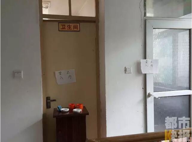 當(dāng)馮女士走出大門，繞到院子的側(cè)面時(shí)，衛(wèi)生間窗戶下方草叢中的一幕，讓她驚出了一身冷汗。農(nóng)家樂老板娘馮女士：“就是孩子，旁邊帶著胎盤?！弊蛲硎稽c(diǎn)半事發(fā)后，馮女士報(bào)了警，很不幸，男嬰已經(jīng)死亡。涉及的兩個(gè)房間，暫時(shí)被封鎖，里面已經(jīng)清理干凈。隨后記者也從轄區(qū)草堂派出所了解到，這兩男一女三人是朋友關(guān)系，女子的年齡大概是二十二三歲。該女子事發(fā)后被送往醫(yī)院，同行的兩名男子當(dāng)時(shí)被警方帶去派出所接受了筆錄調(diào)查后，已經(jīng)離開了派出所。