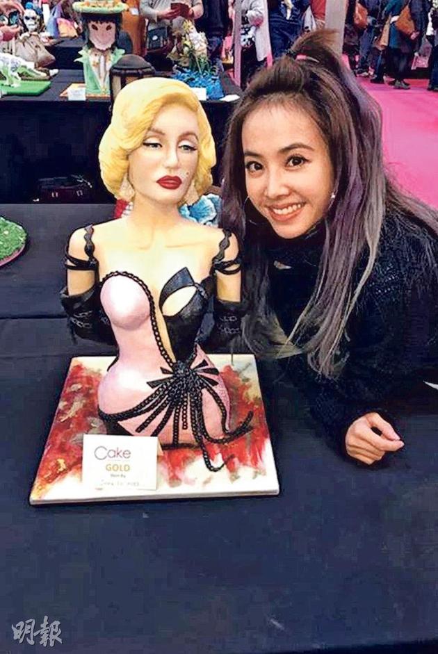 蔡依林讓大家欣賞她的得意之作瑪麗蓮夢露翻糖蛋糕。