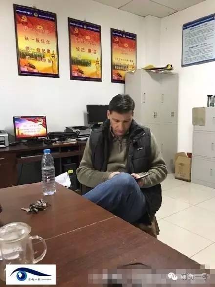 該外籍男子在派出所接受詢問。（網(wǎng)友供圖）