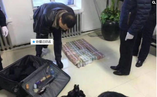 京華時報訊昨天凌晨1點左右，黑龍江省密山市一銀行金庫發(fā)生搶劫案。一名身穿迷彩服男子準(zhǔn)備劫取現(xiàn)金時被發(fā)現(xiàn)，致一名金庫值守人員死亡，隨后棄款而逃。目前，該男子尚未歸案，案件正在全力偵辦中。