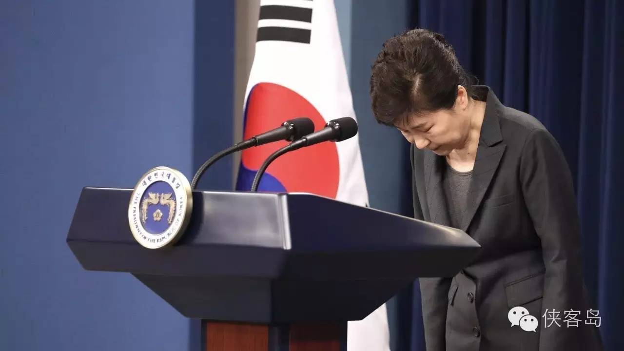 “任憑風(fēng)吹浪打，我自巋然不動”，樸槿惠對于這句詩應(yīng)該是心有戚戚焉。