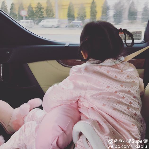 甜馨巧妙回答阿姨問(wèn)話 網(wǎng)友:段子手已上線 甜馨巧妙回答阿姨問(wèn)話 網(wǎng)友:段子手已上線