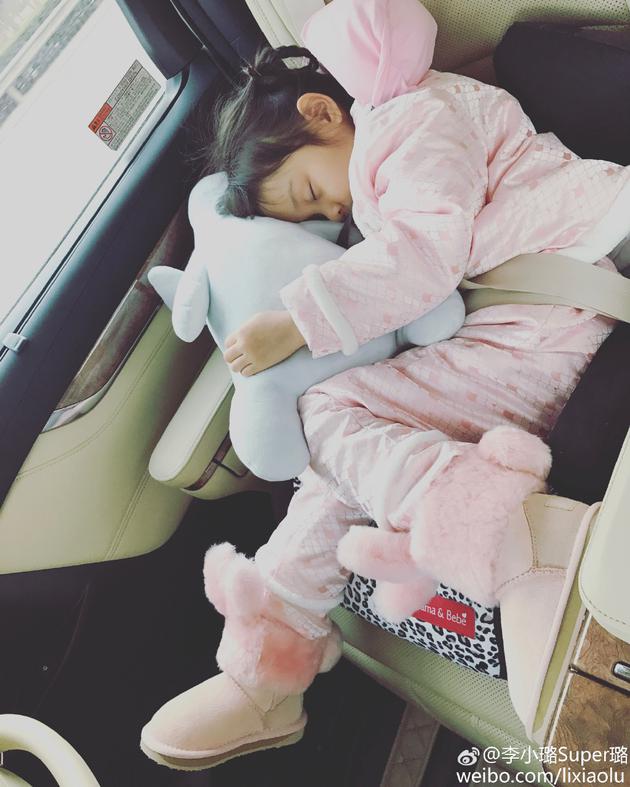 甜馨巧妙回答阿姨問(wèn)話 網(wǎng)友:段子手已上線 甜馨巧妙回答阿姨問(wèn)話 網(wǎng)友:段子手已上線