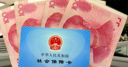 從今年1月1日開始，原有的失業(yè)保險(xiǎn)費(fèi)率是1.5%的有22個(gè)省份，包括新疆生產(chǎn)建設(shè)兵團(tuán)，可以在確保失業(yè)保險(xiǎn)金按時(shí)足額發(fā)放、穩(wěn)崗補(bǔ)貼順利實(shí)施的基礎(chǔ)上，可以降低0.5個(gè)百分點(diǎn)。個(gè)人的費(fèi)率不超過單位的費(fèi)率。