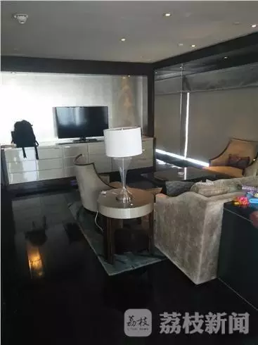 何女士稱當(dāng)時(shí)自己正在換衣服，順眼看了一下窗外，就看到了幾個(gè)人影，其中一個(gè)人拿著手機(jī)，三個(gè)男的朝這邊望。何女士表示，剛開始還以為是出現(xiàn)了幻覺，后來發(fā)現(xiàn)，玻璃中的映射人影就是隔壁房間的住客。