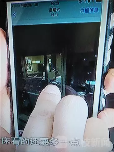 酒店前廳負(fù)責(zé)人李經(jīng)理：我們?nèi)ピ儐栠^，警察也詢問過，警察有錄音，他說他沒有錄像，第一個(gè)人說肯定沒有錄像，第二個(gè)人沒有口頭保證。對于何女士反映的晚間玻璃外墻變成“鏡子”反光的情況子。負(fù)責(zé)人表示，在客人入住酒店的時(shí)候，酒店工作人員一般會對客人進(jìn)行提醒，要求客人將房間的窗紗全部關(guān)閉，不過這一說法卻遭到了何女士的否認(rèn)。酒店前廳負(fù)責(zé)人李經(jīng)理稱，這個(gè)雙層玻璃的設(shè)計(jì)是環(huán)保設(shè)計(jì)，冬暖夏涼，如果是單層冬天會非常冷。