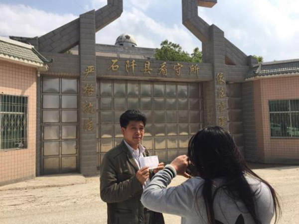 陳全松父親給看守所中的兒子交生活費(fèi)。