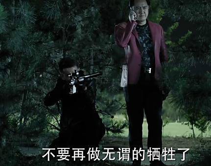 《人民的名義》原著小說有這么一段：趙瑞龍要找殺手殺了侯亮平，結(jié)果趙瑞龍的三姐發(fā)話：侯亮平要是死了趙瑞龍也要死!這就說明了大boss趙立春沒把握在侯死后的各方反應(yīng)中護(hù)住兒子趙瑞龍，因此，這就告訴了讀者，侯亮平的背景絕對(duì)不比趙立春差!