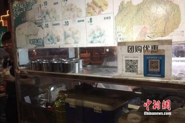 不少小商販都用上掃碼支付。中新網(wǎng) 吳濤 攝