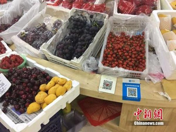 某水果攤，收款二維碼貼在顯眼位置。中新網(wǎng) 吳濤 攝