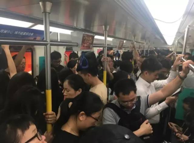尷尬了！深圳地鐵首開女性車廂 結(jié)果塞滿男乘客