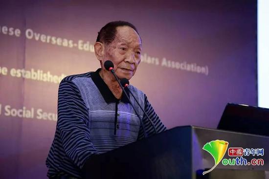 袁隆平院士在第十屆海外高層次人才座談會暨海外院士青島行“雁棲湖論壇”中發(fā)言。 中國青年網記者 李拓攝