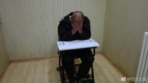  打人男子。圖片來源：青島市公安局市北分局官方微博