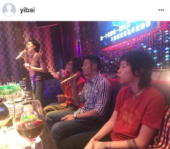 王菲母女跟李榮浩一起唱K，竇靖童的表情亮了