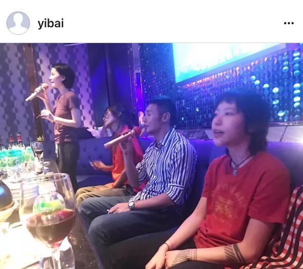王菲母女跟李榮浩一起唱K，竇靖童的表情亮了