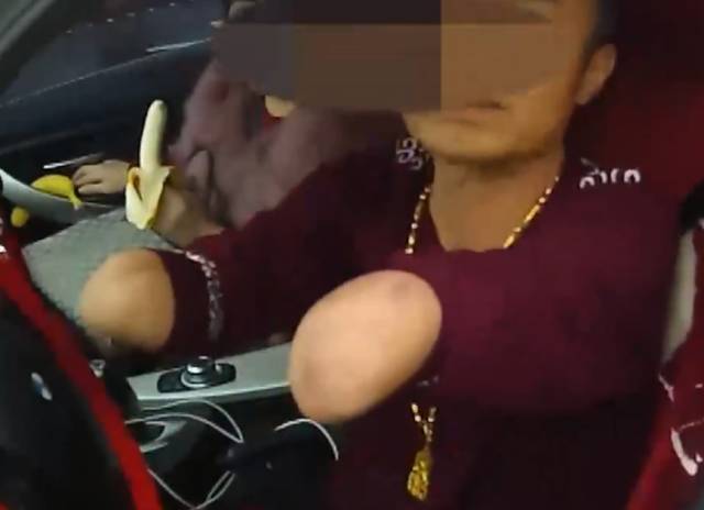 無(wú)牌寶馬高速狂飆超速93% 警察截停發(fā)現(xiàn)司機(jī)沒有手