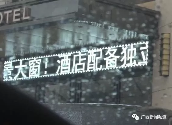 于是，民警將這一情況匯報(bào)給指揮中心，請求120醫(yī)護(hù)人員到達(dá)現(xiàn)場急救。