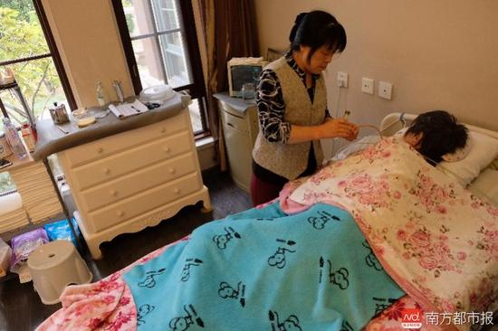 張津華進食只能靠營養(yǎng)粉鼻飼。（羅逸爵 攝）