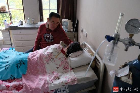 氧氣的轟隆聲，一刻不停地在這個家里“吵”了九年多。（羅逸爵 攝）