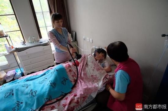 每次排痰，張津華就會癲癇發(fā)作，這是她腦部僅有的電信號。（羅逸爵 攝）