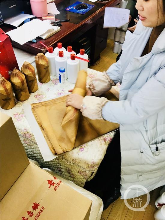 正在對白酒進(jìn)行包裝處理的經(jīng)營戶。