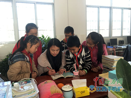 女教師備課本走紅 網(wǎng)友：這才是為人師表！