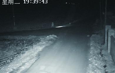 10歲男孩一個人打著手電走在鄉(xiāng)間公路上。 警方供圖