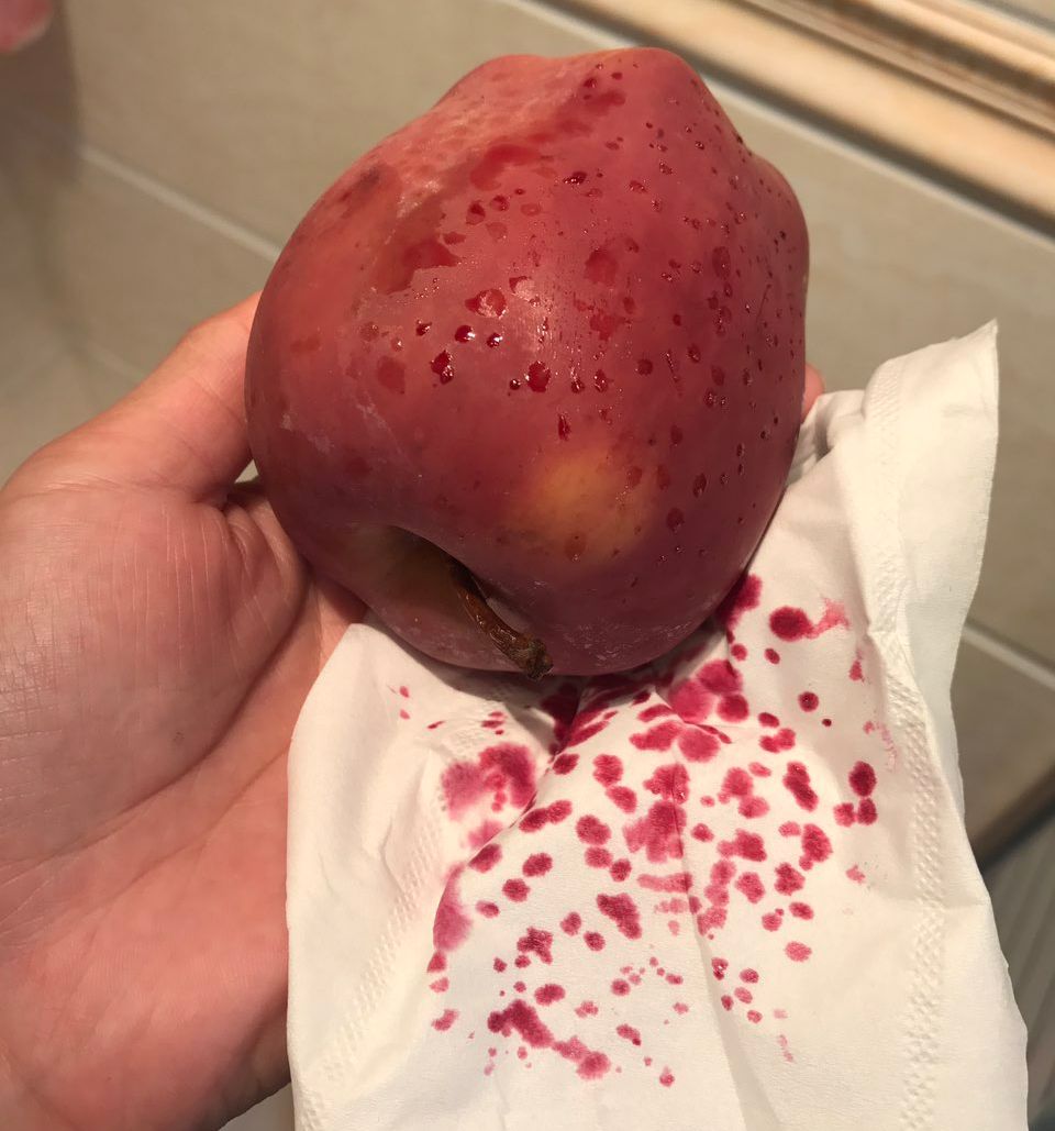 嚇懵！女子用熱水泡蘋果結(jié)果冒出血珠 咋回事？